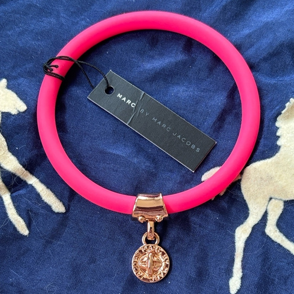 Brand New Marc by Marc Jacobs Knockout Pink Silicone Stretch Bracelet Gold Charm